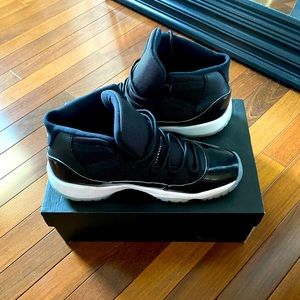Mint Condition Air Jordan 11 Retro BG - 7 Y - Black/Concord-White